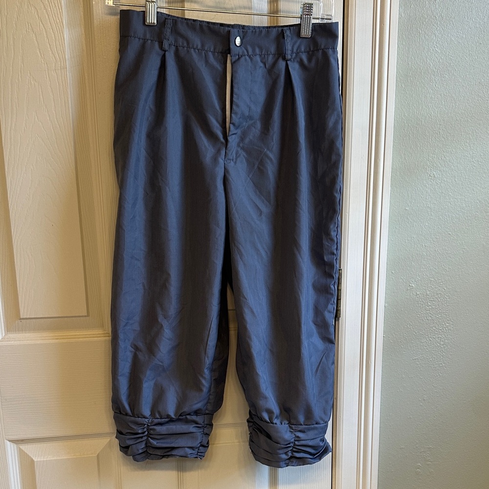 Women’s grey costume capri pants